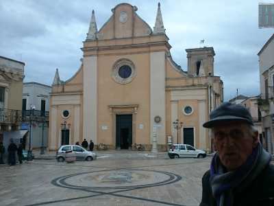 �La casa dei Modugno era modestissima - racconta l'82enne Manfredo, un signore di passaggio vicino al bar -. Ci entrai da piccolo per consegnare alcuni vestiti stirati, quando facevo il garzone del mio padre sarto. Rimasi deluso, mi sarei aspettato qualcosa di meno umile�.